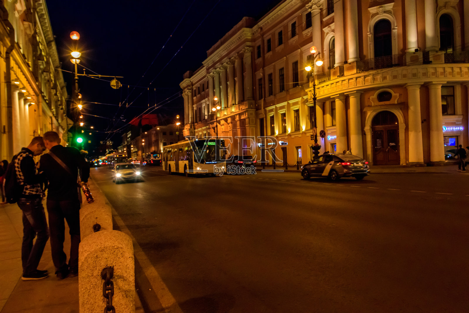 俄罗斯圣彼得堡市中心涅夫斯基大街的夜景照片摄影图片
