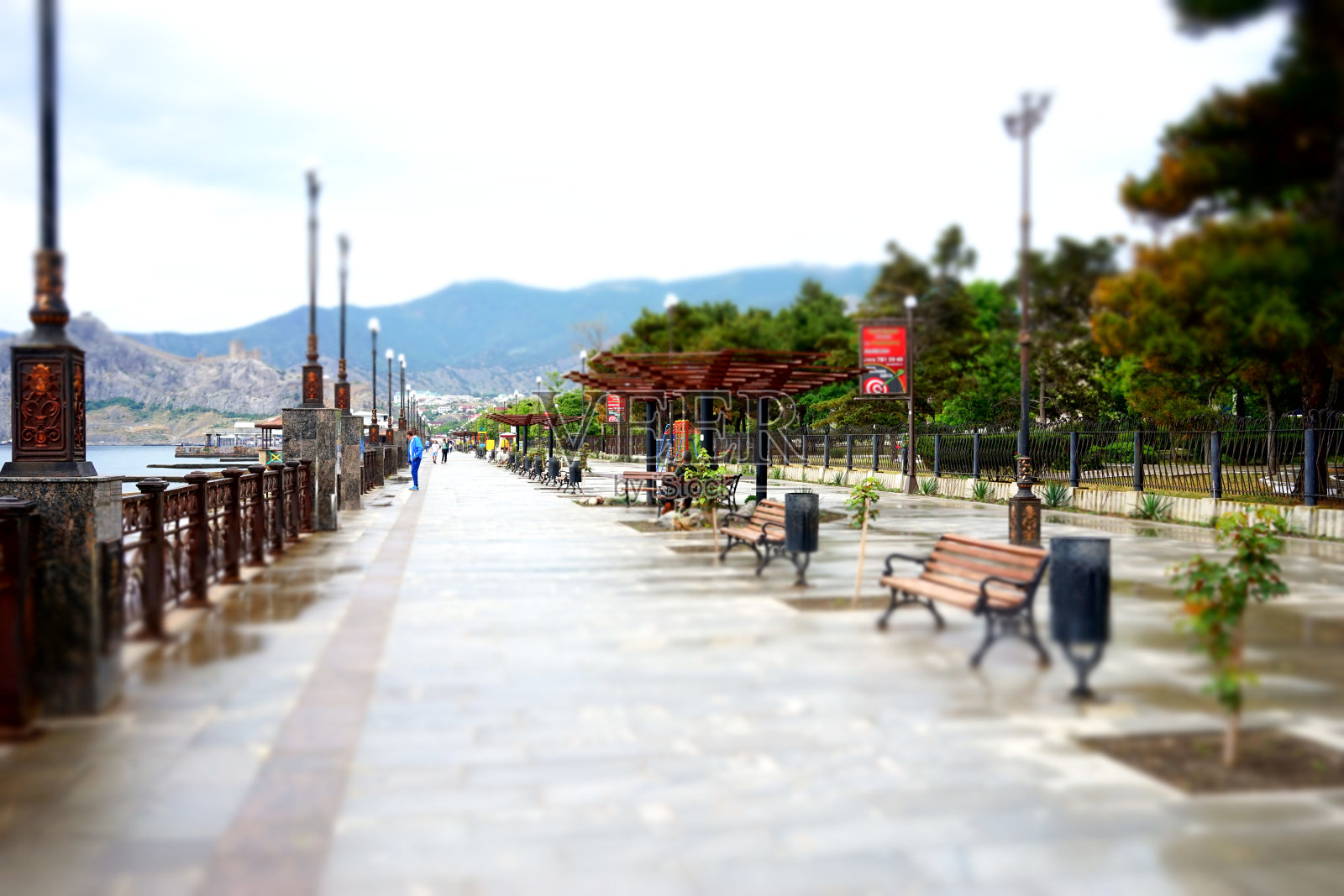 城市景观:海滨风光与人群照片摄影图片