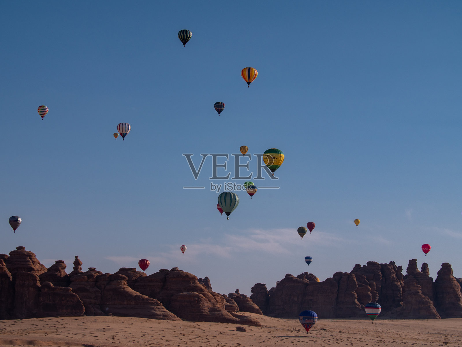 2020坦托拉冬季节热气球飞越玛甸沙勒照片摄影图片