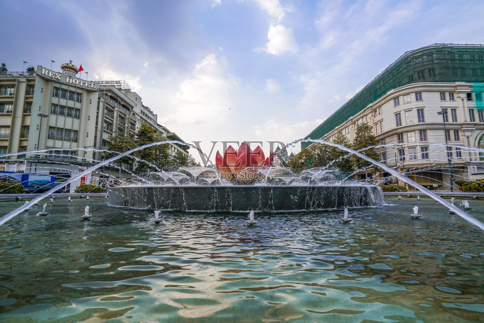 越南胡志明市，西贡，胡志明市，胡志明雕像前的莲花形喷泉和阮顺化街头步行街照片摄影图片