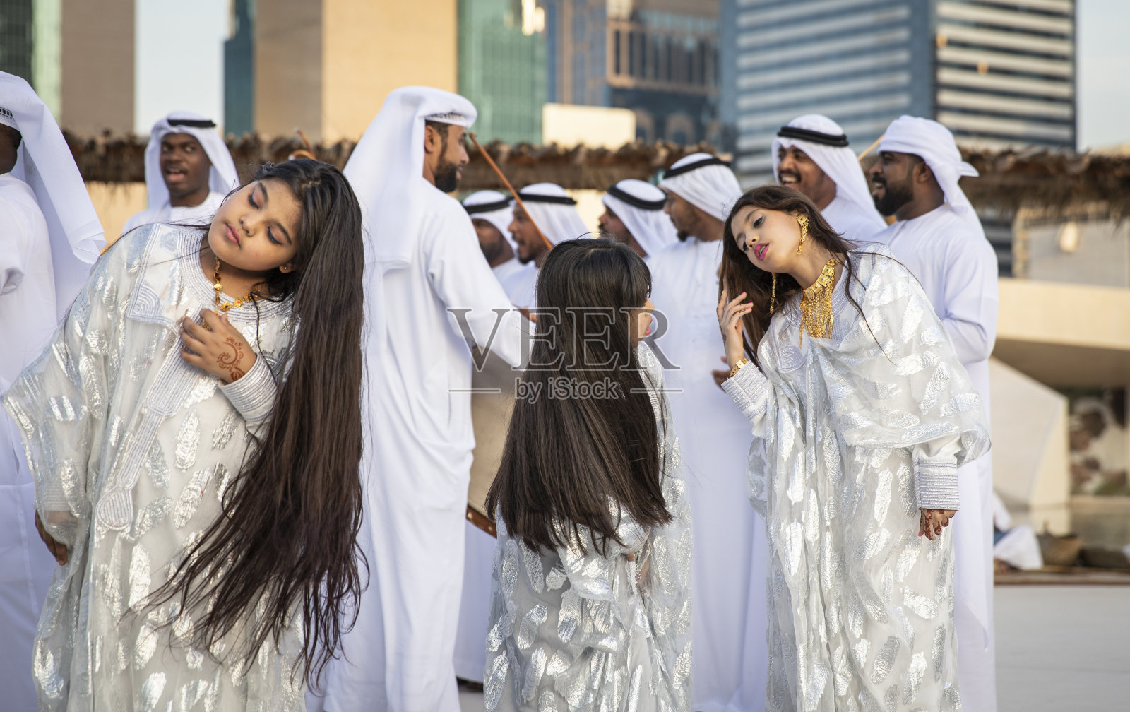年轻的阿联酋女士跳舞庆祝国庆日照片摄影图片