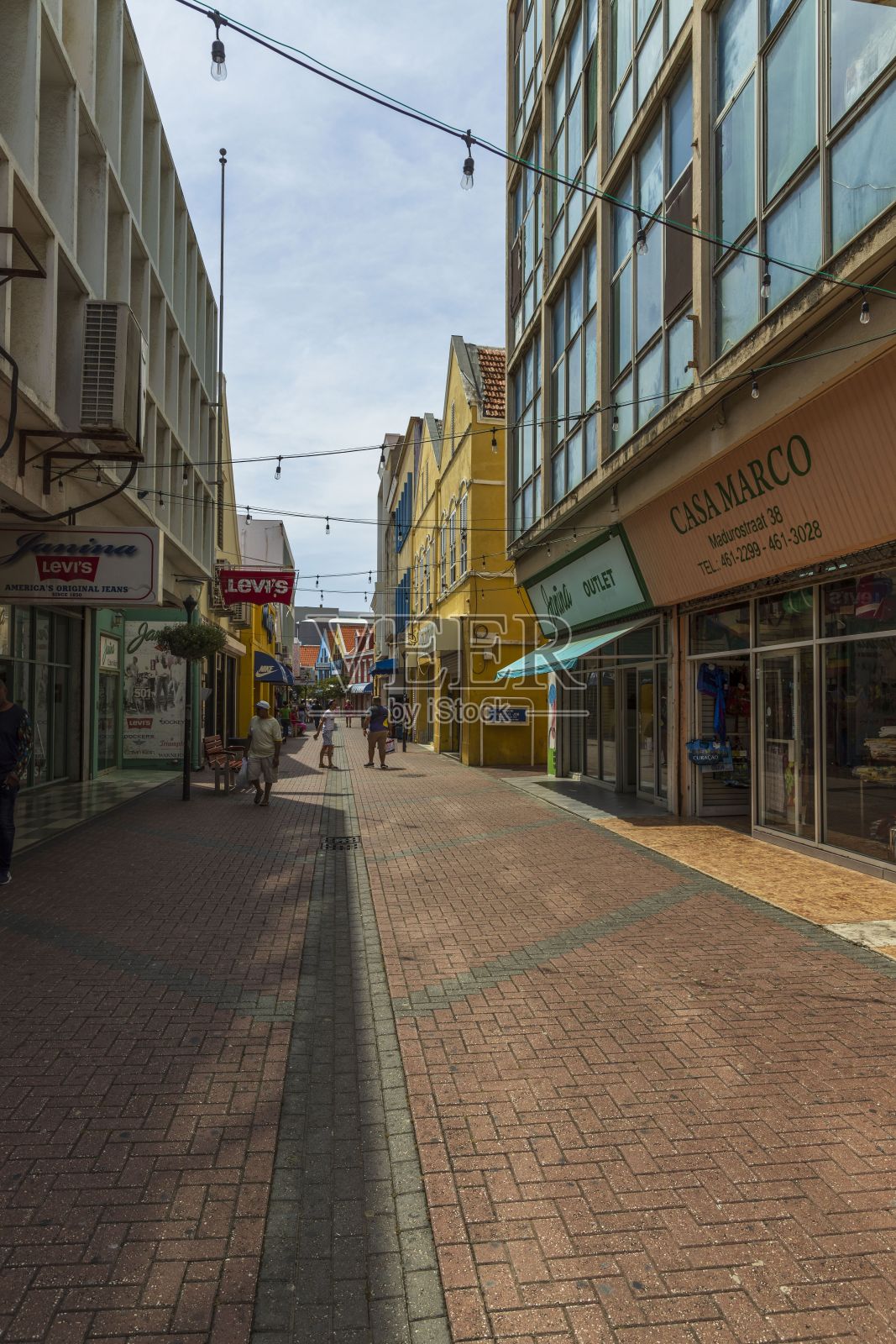 美丽的城镇景观：炎热夏日里，城市居民和游客在拥有精美建筑的街道上照片摄影图片