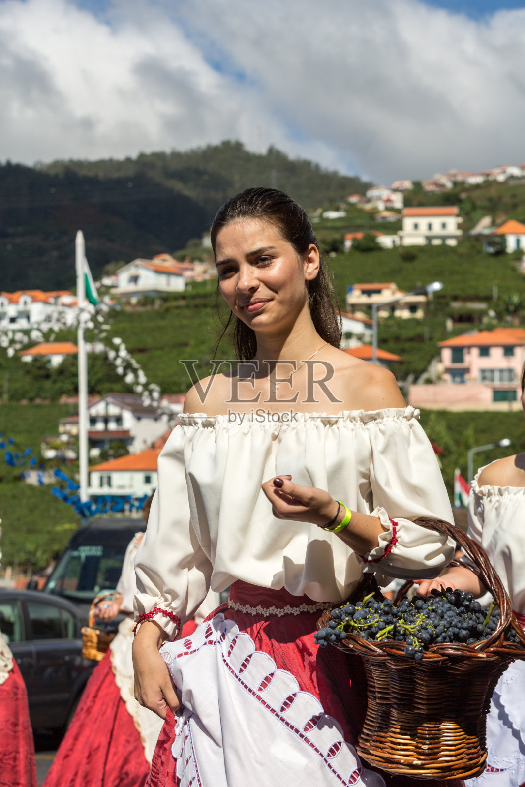 在葡萄牙马德拉岛洛博斯市葡萄酒节上穿着传统服装的女人照片摄影图片
