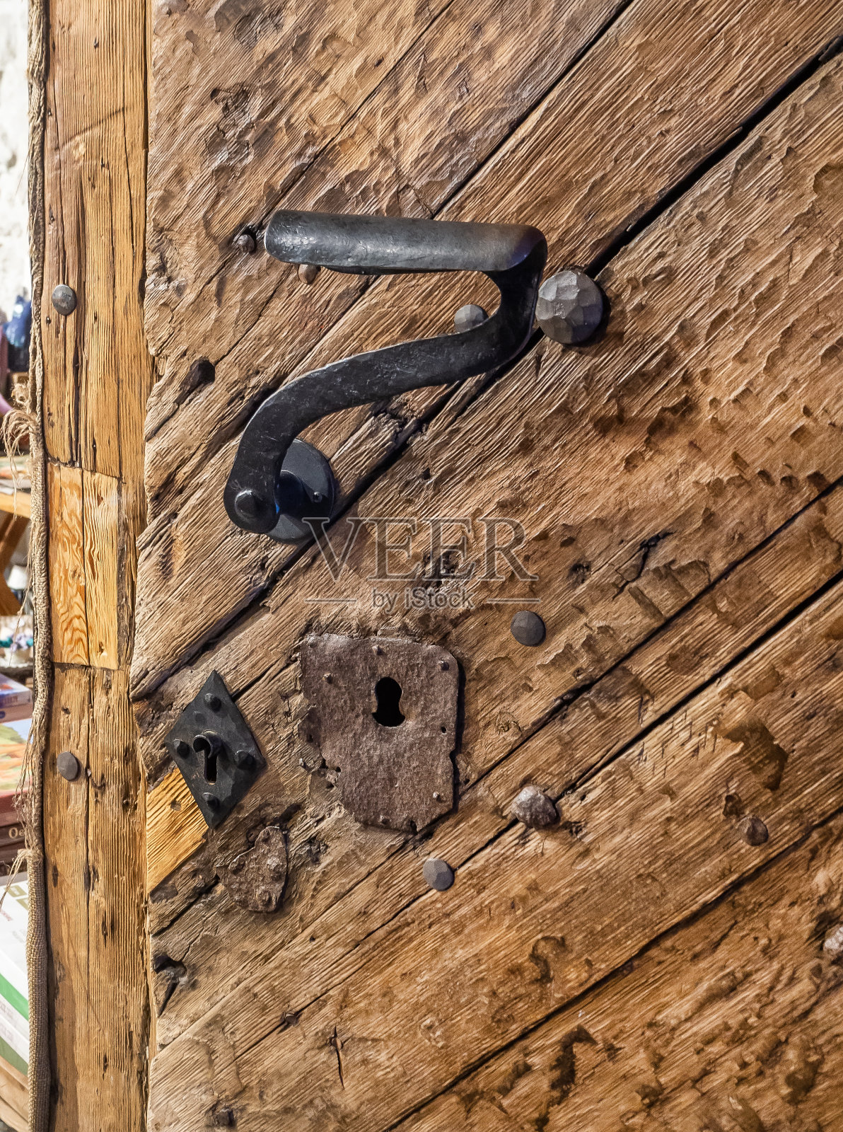 塔林老城的旧门、把手和锁照片摄影图片