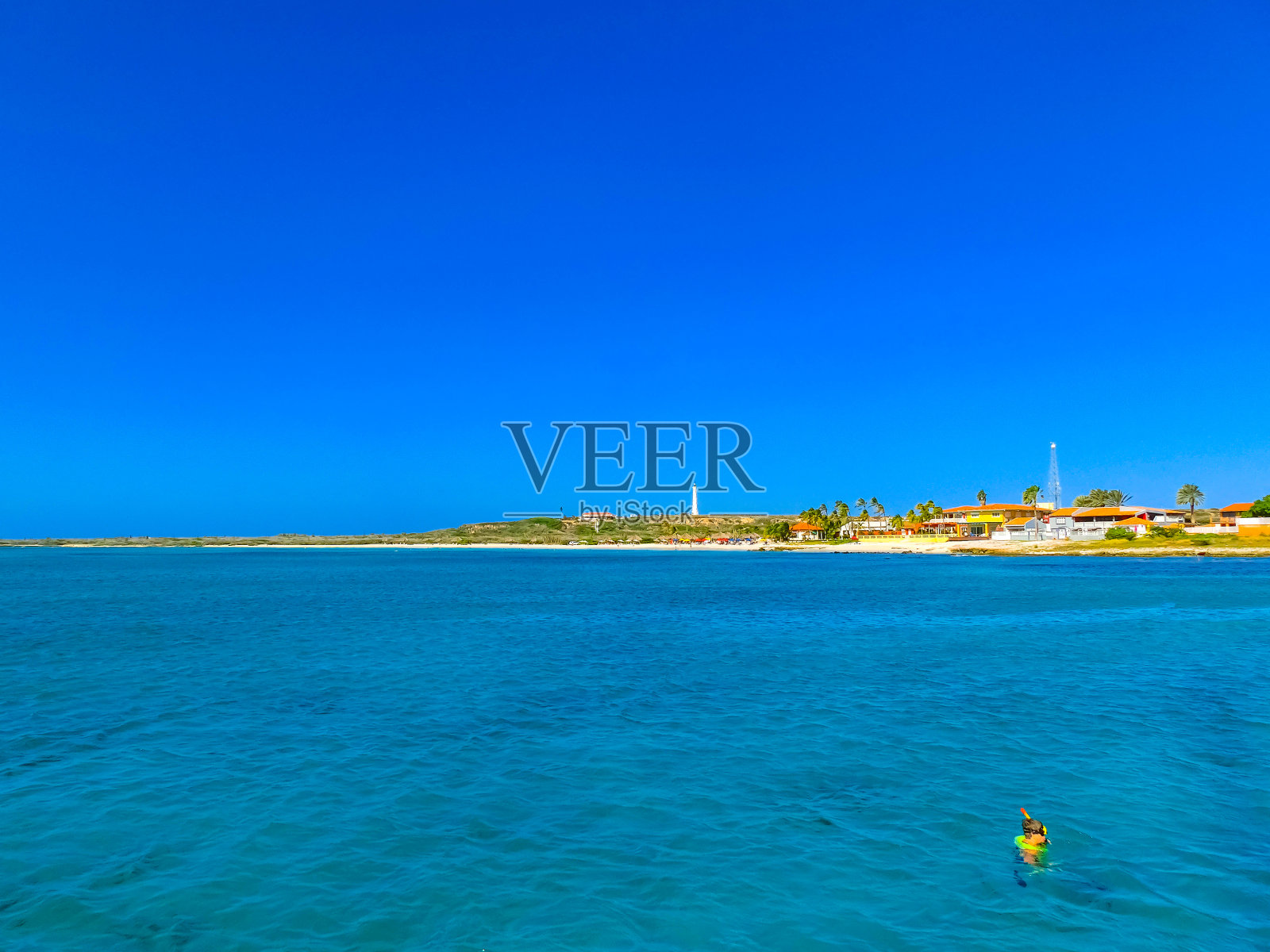 游客在阿鲁巴岛海岸线浮潜,享受热带风情照片摄影图片