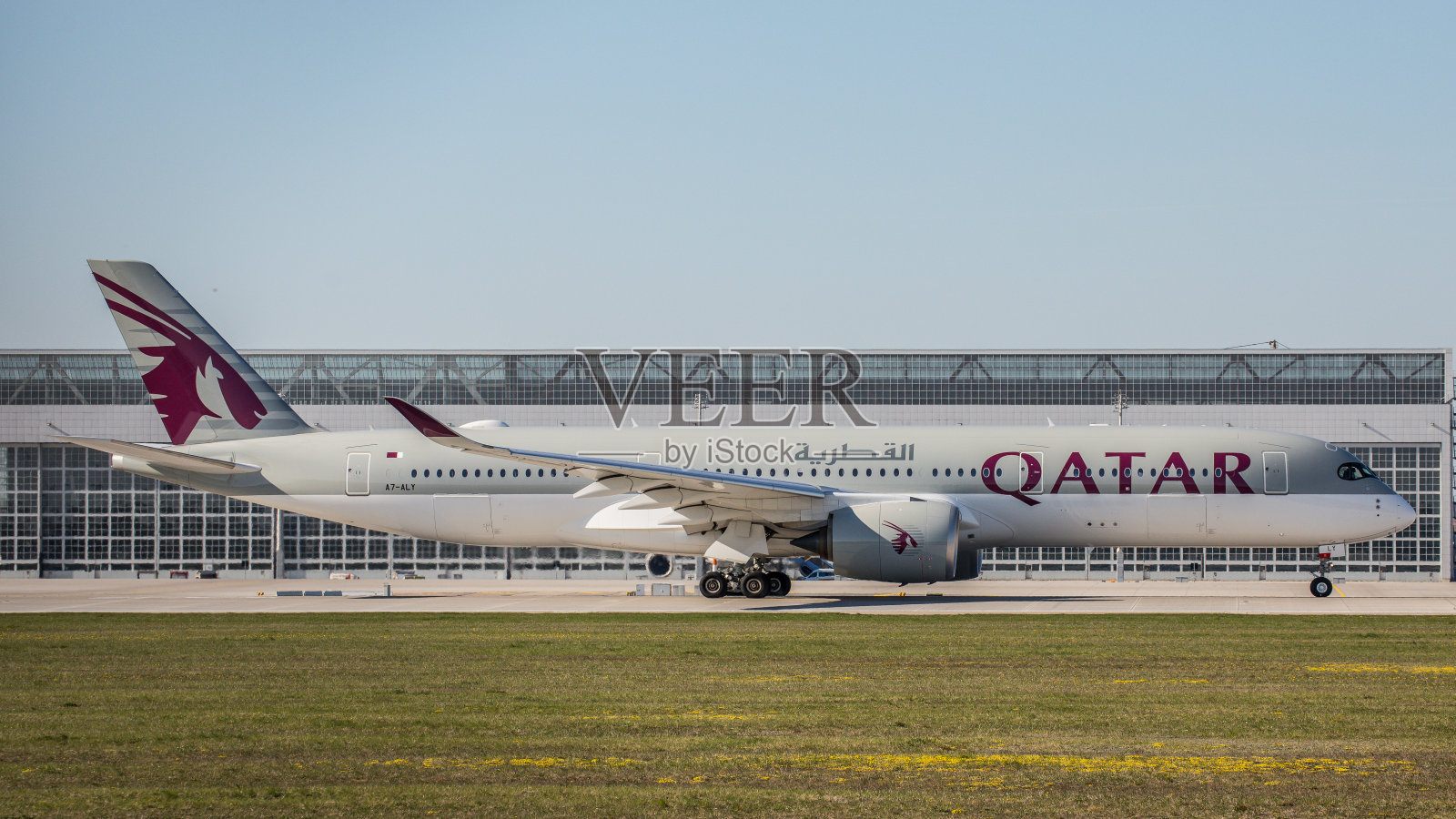 卡塔尔航空公司空客A350在慕尼黑机场准备起飞照片摄影图片