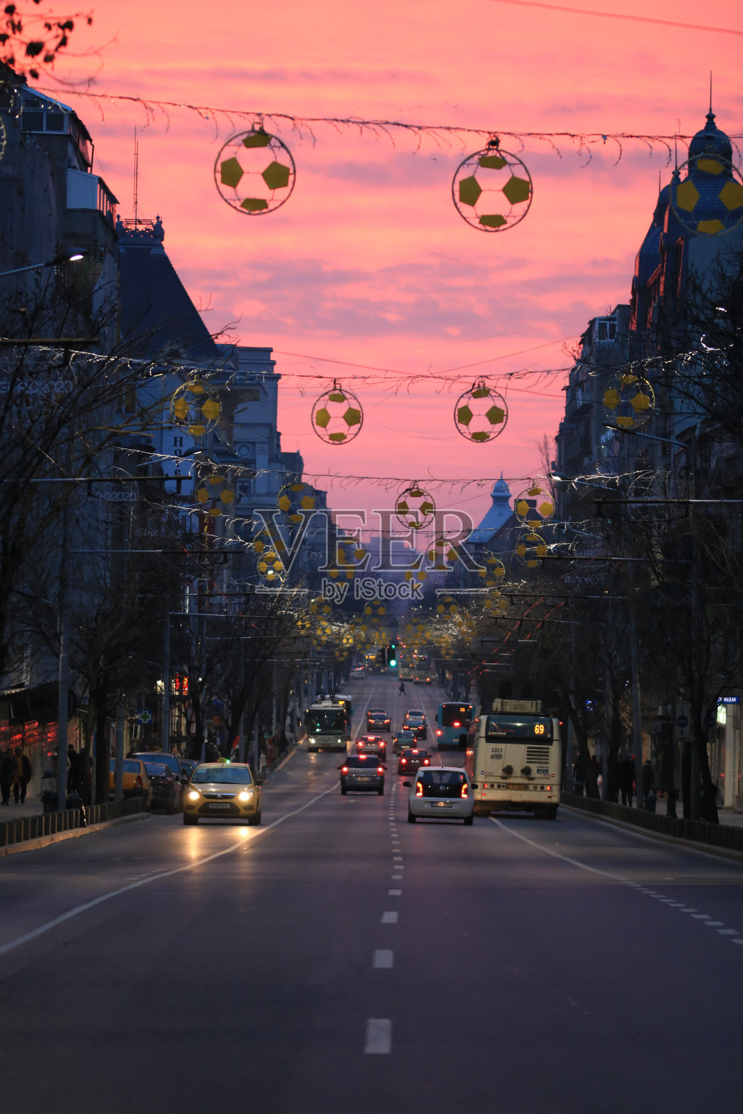 日落和傍晚的交通在布加勒斯特市中心，罗马尼亚，2020年照片摄影图片