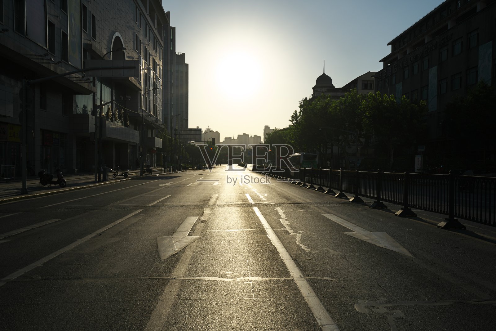 清晨，中国上海，人民街豫园附近的日出照片摄影图片
