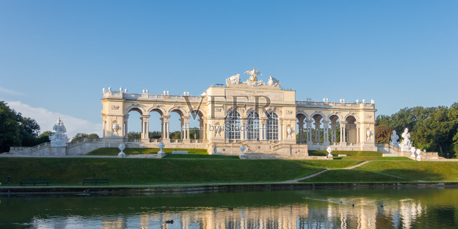 Schönbrunner Schloss Park, Schonbrunn，在维也纳一个阳光明媚的日子照片摄影图片