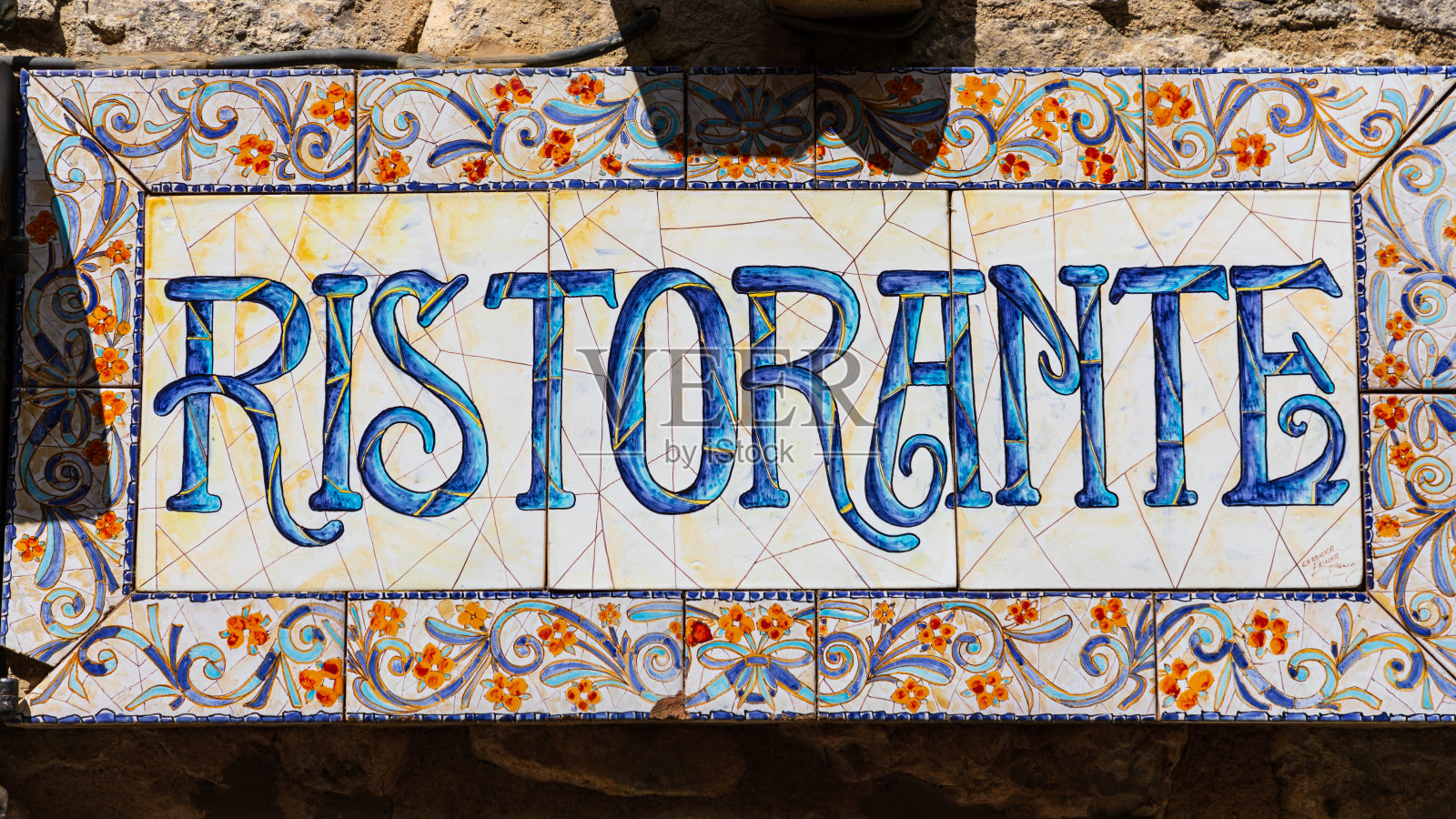 五颜六色的瓷砖标志，在山城埃利斯一家餐厅。照片摄影图片