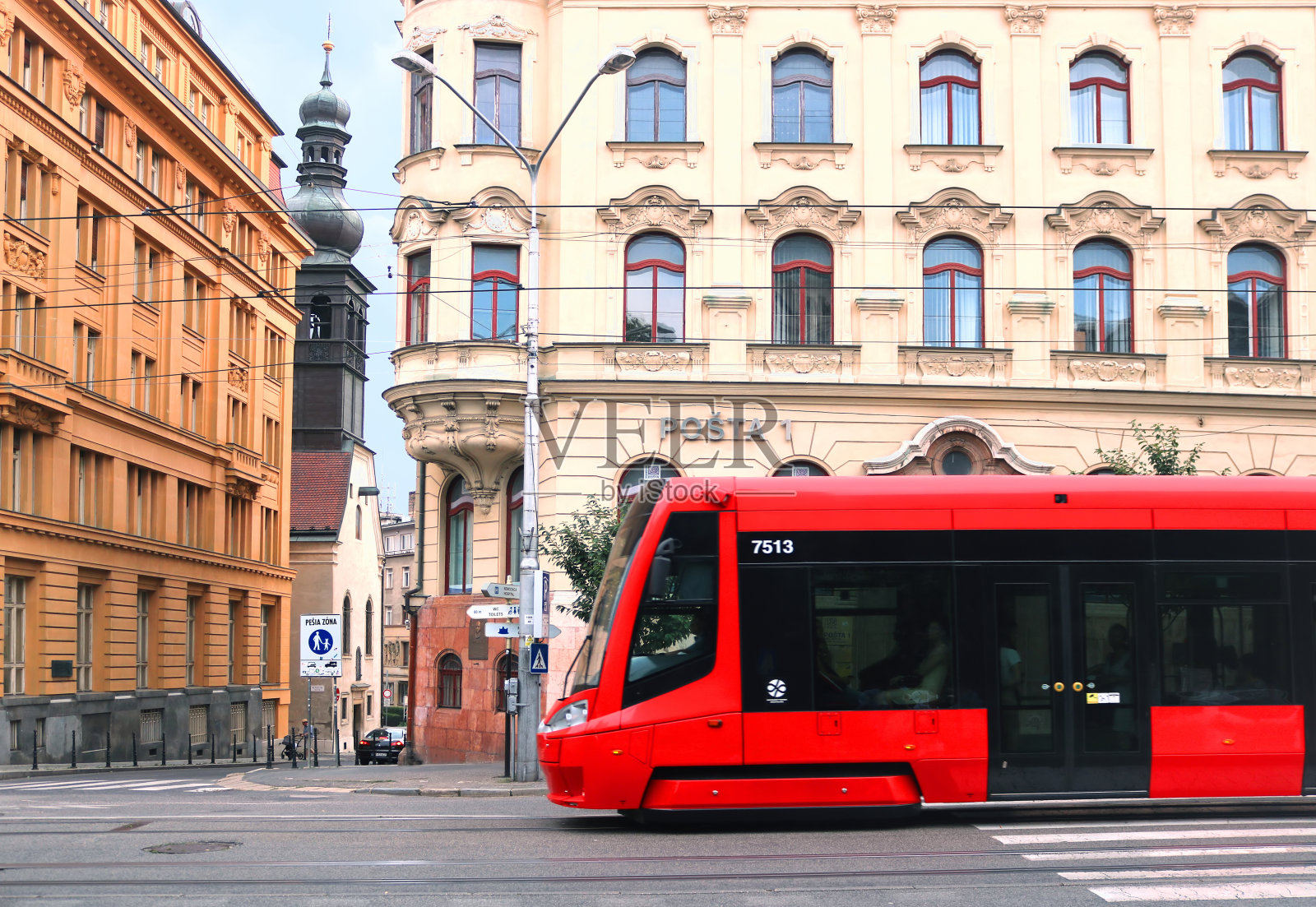 斯洛伐克布拉迪斯拉发SNP广场上的红色有轨电车，可欣赏邮局大楼和洛雷托圣母教堂的景色照片摄影图片