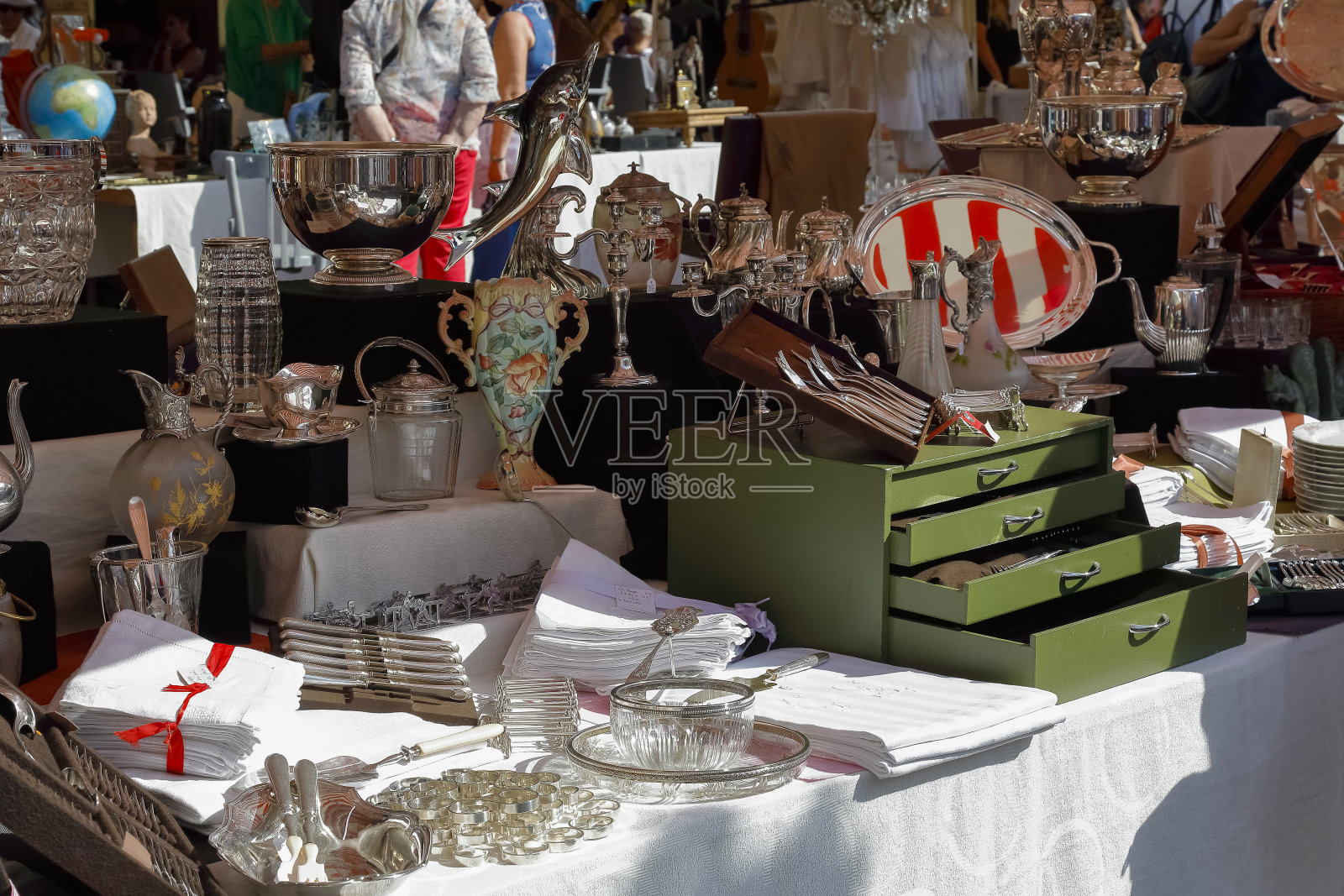 在尼斯市的跳蚤市场Cours Saleya出售各种各样的产品照片摄影图片