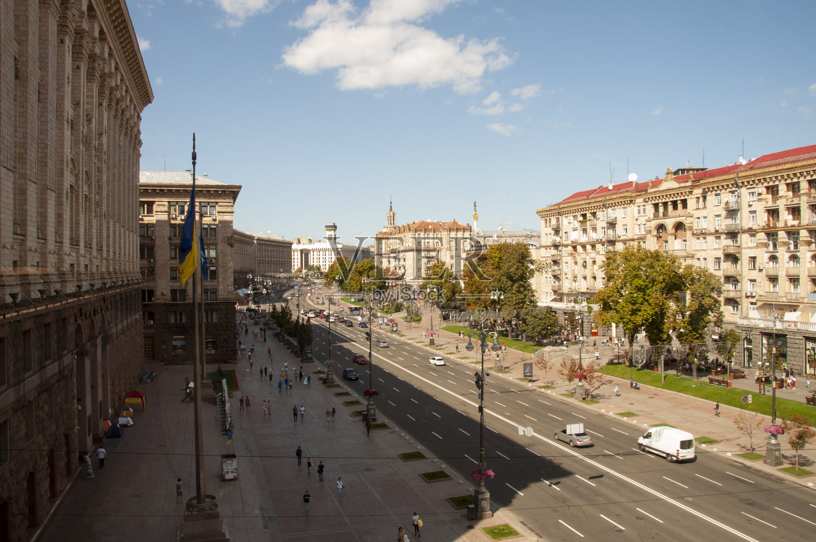 在夏季城市街道上行走：游客和旅行照片摄影图片