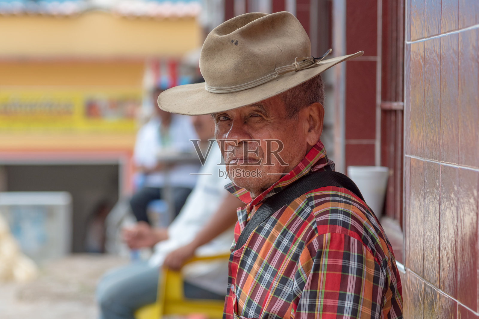 在哥伦比亚市场休息的老年公民照片摄影图片