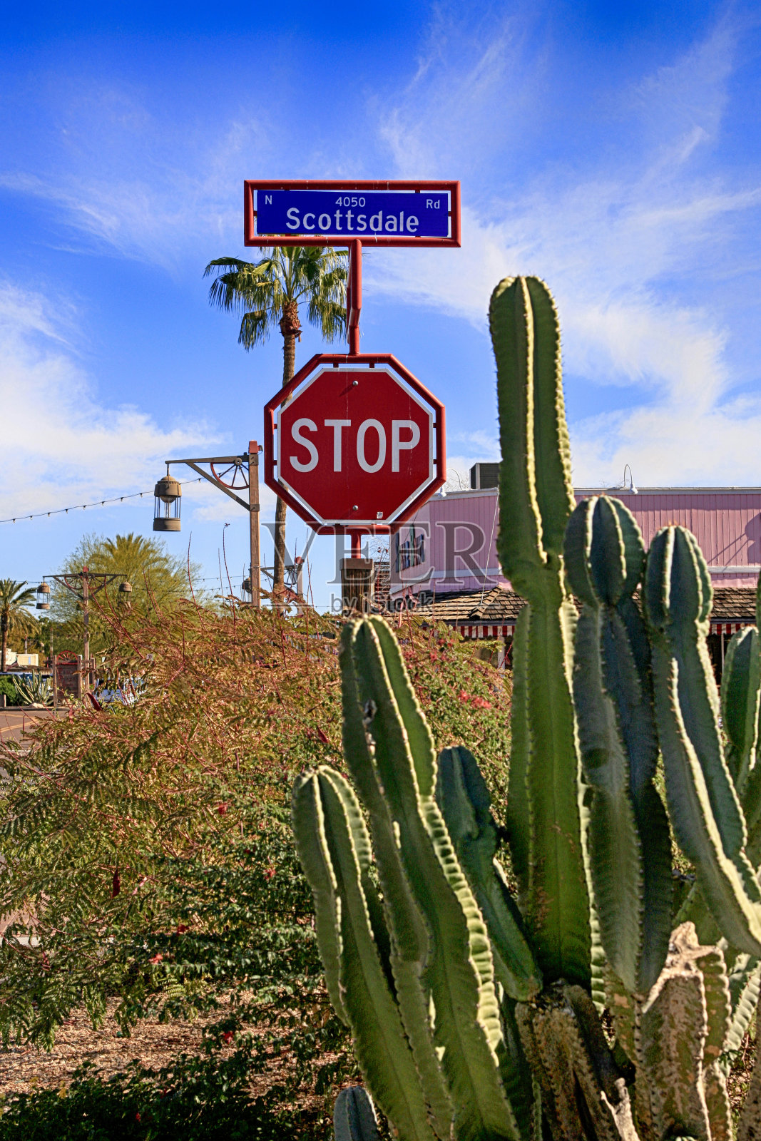 停止标志在斯科茨代尔和第一在老城斯科茨代尔AZ的十字路口照片摄影图片