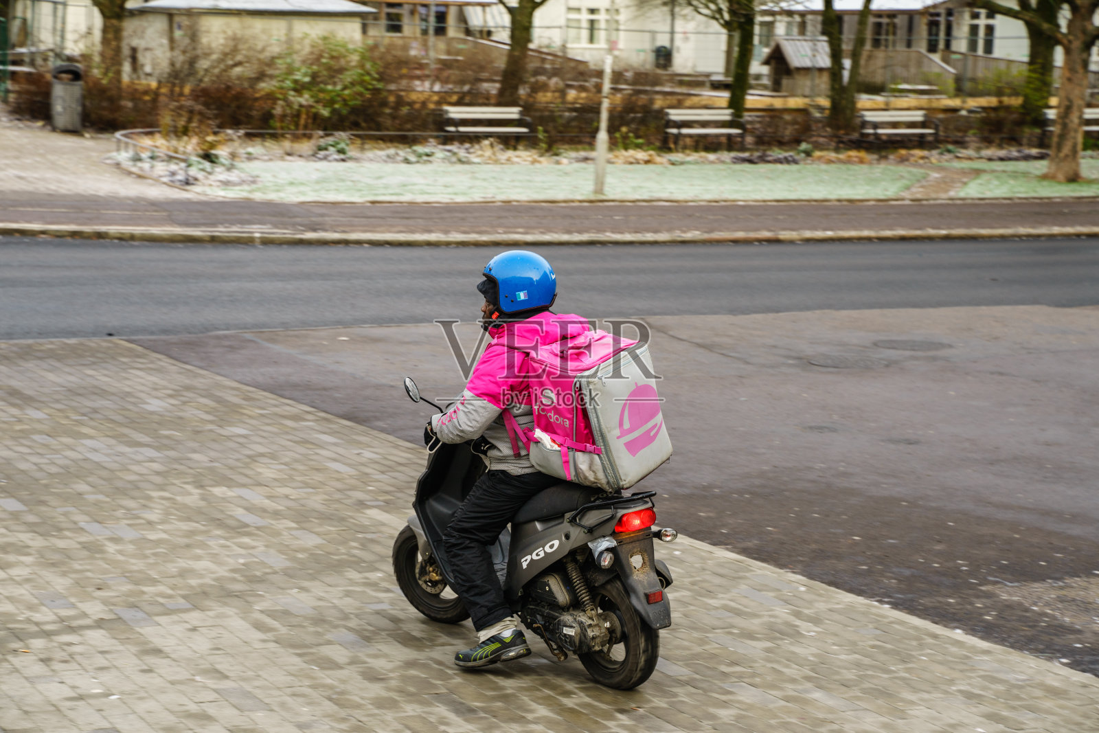 Foodora外卖员送餐，瑞典知名在线公司照片摄影图片