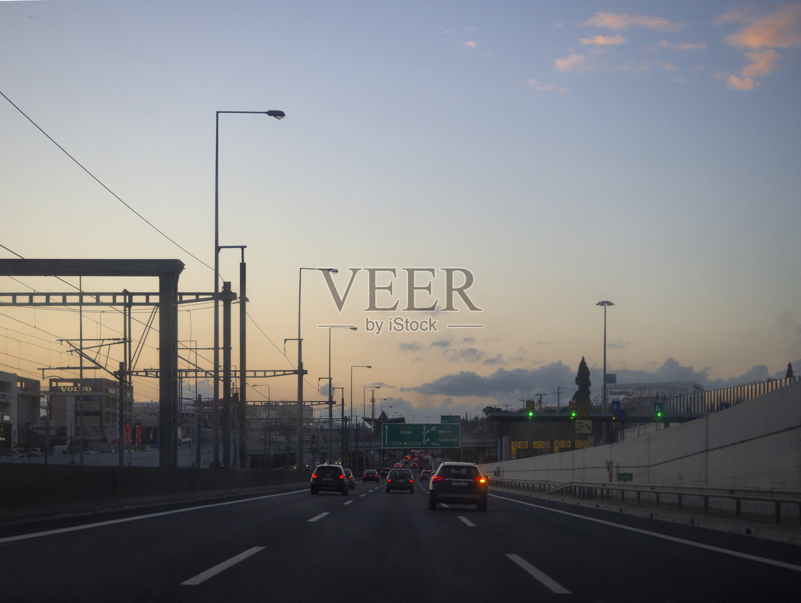 雅典：冬季傍晚高速公路上的车辆照片摄影图片