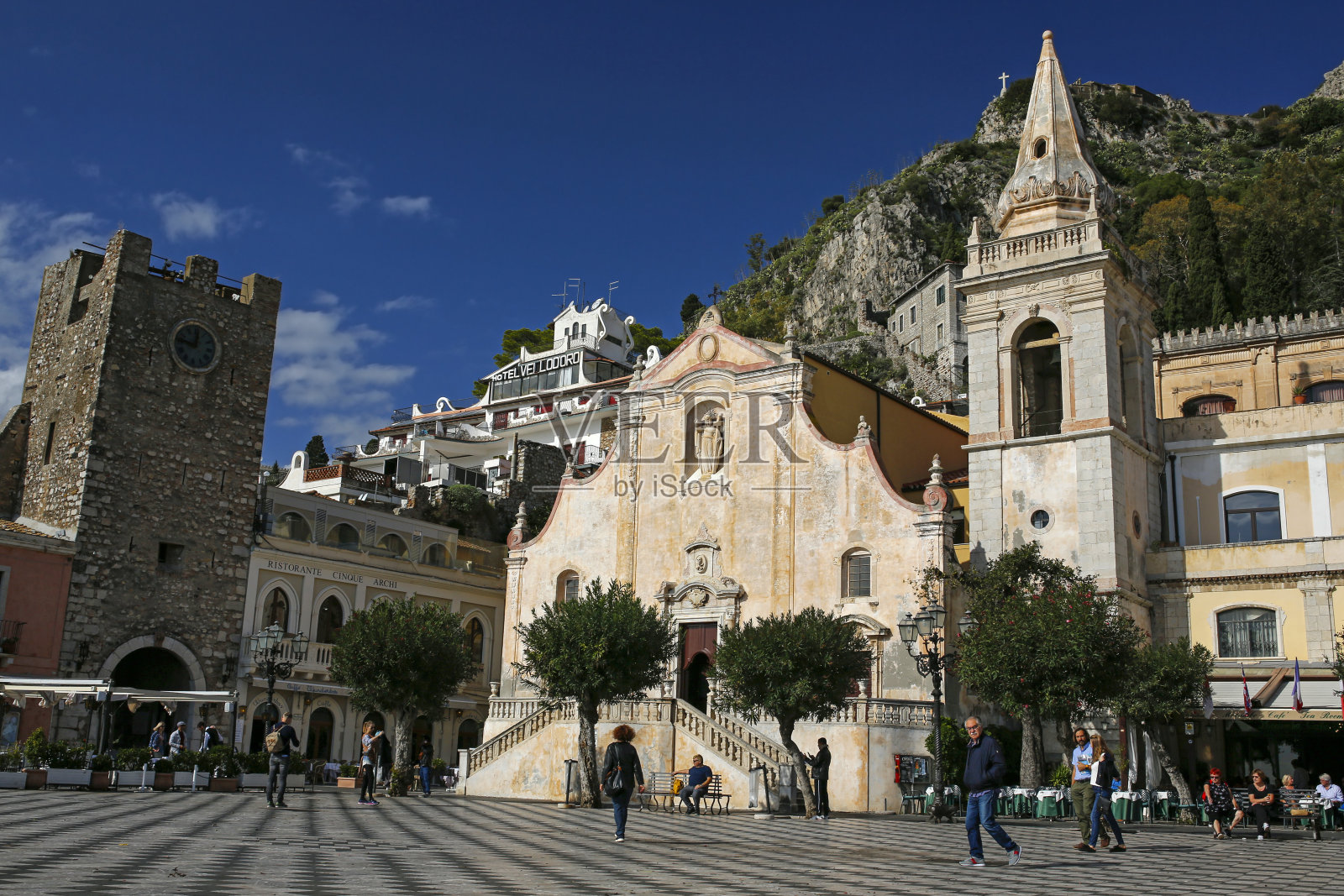 意大利西西里岛陶尔米纳老城中心广场Aprile广场照片摄影图片