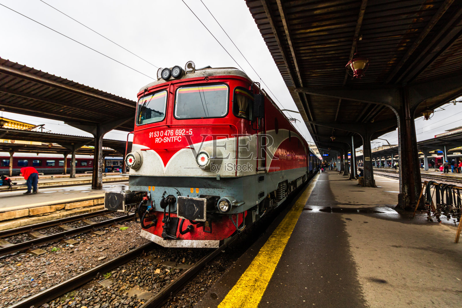 火车站台上的列车，拍摄于罗马尼亚布加勒斯特北部火车站，2020年照片摄影图片