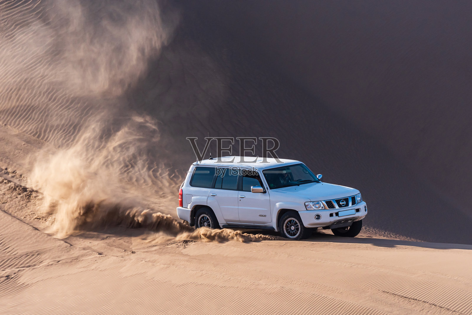 伊朗扎黑丹卢特沙漠的日产巡逻队照片摄影图片
