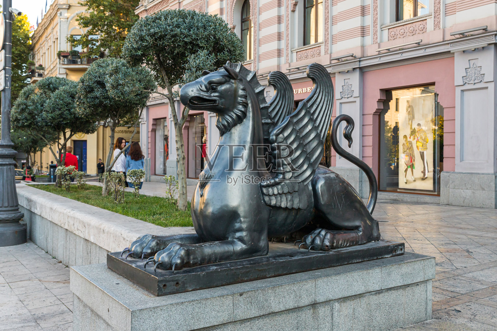 这座神秘的有翼生物雕像位于格鲁吉亚第比利斯市的自由广场照片摄影图片