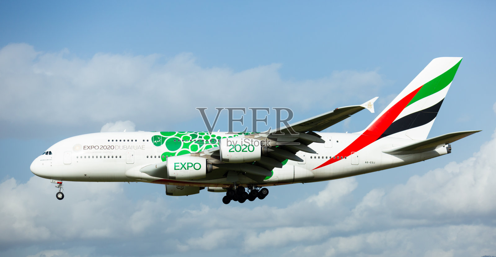 阿联酋航空空客飞机在巴塞罗那埃尔普拉特机场降落照片摄影图片