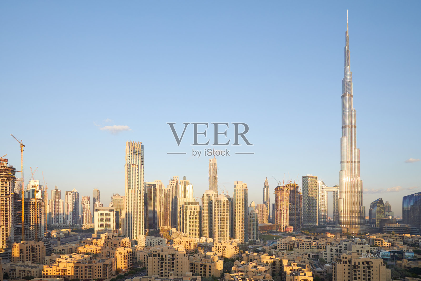 阳光明媚的早晨，哈利法塔和迪拜城市景观照片摄影图片