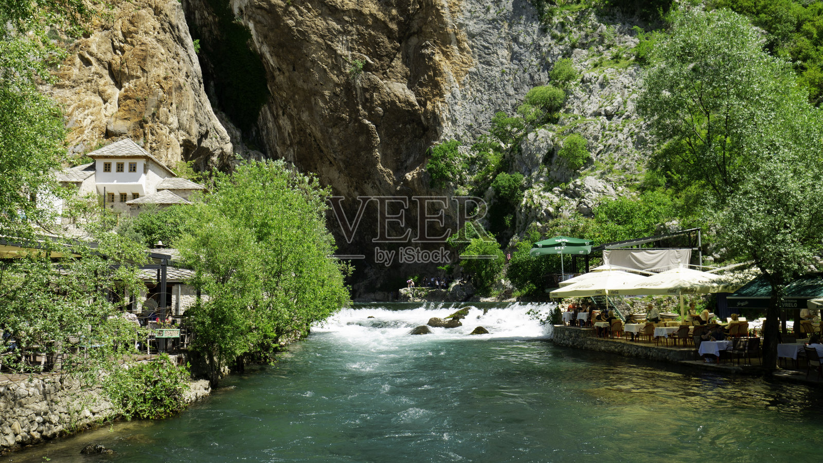 布纳河畔的餐厅，靠近德尔维希修道院照片摄影图片