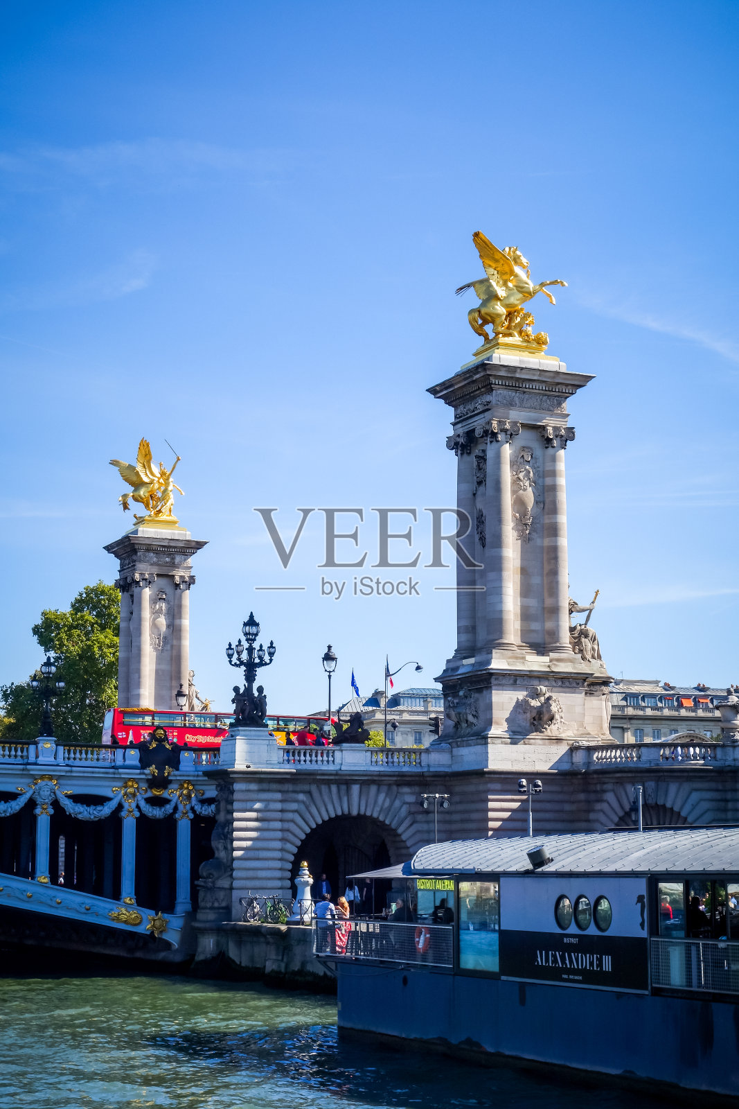 巴黎：塞纳河上亚历山大三世桥景观照片摄影图片