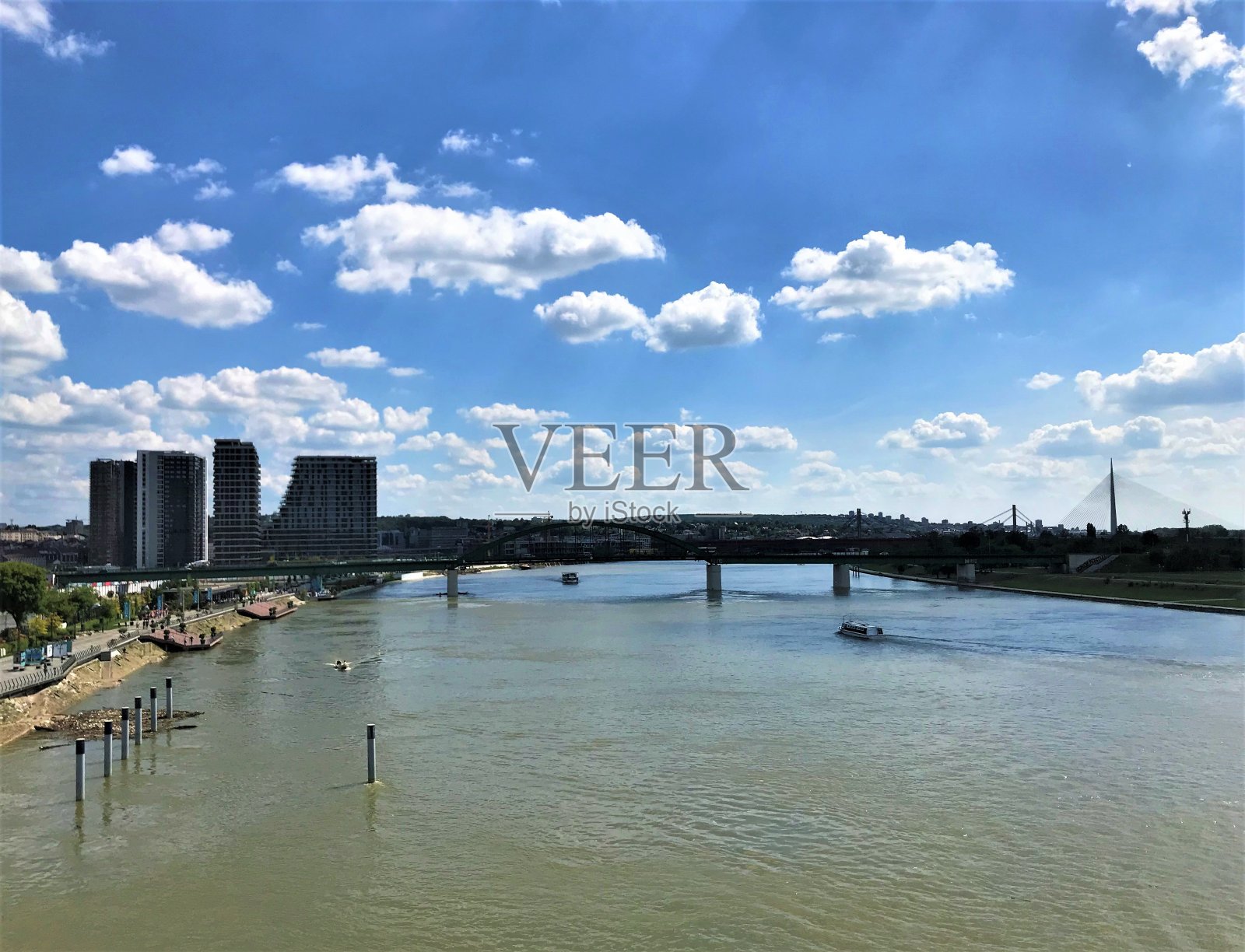 老萨瓦桥城市景观和贝尔格莱德河景照片摄影图片