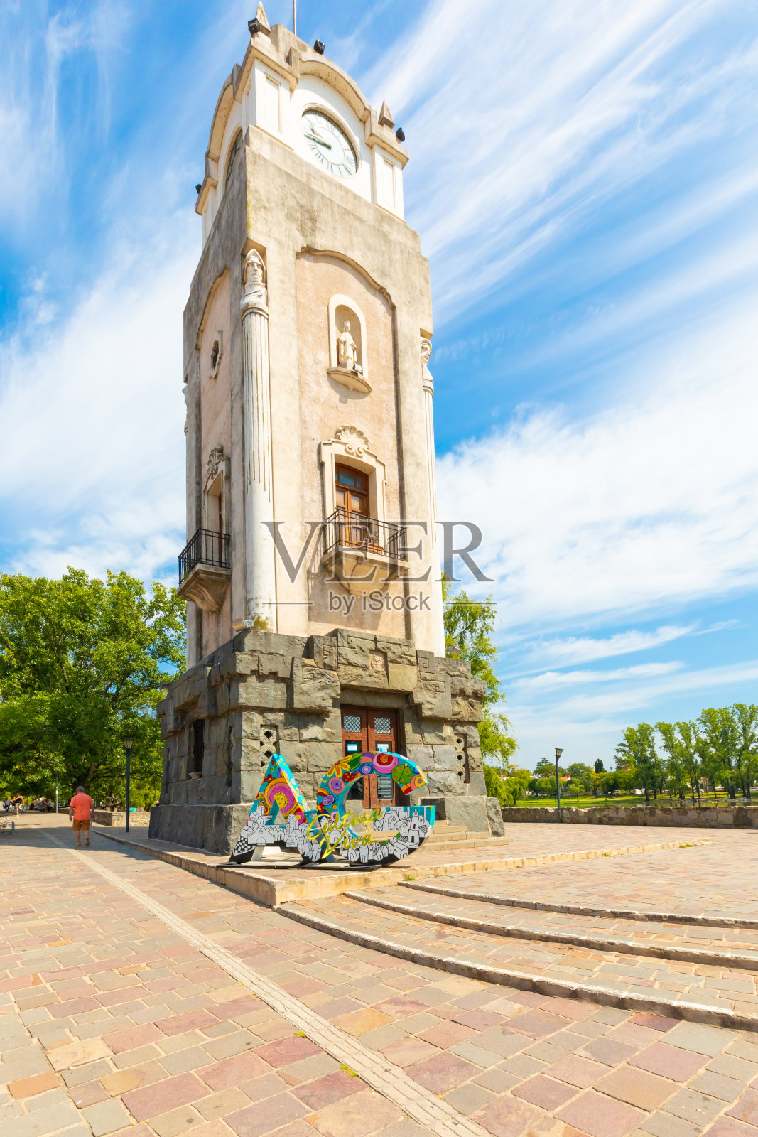 阿根廷阿尔塔格拉西亚公共钟楼和旅游信息点照片摄影图片