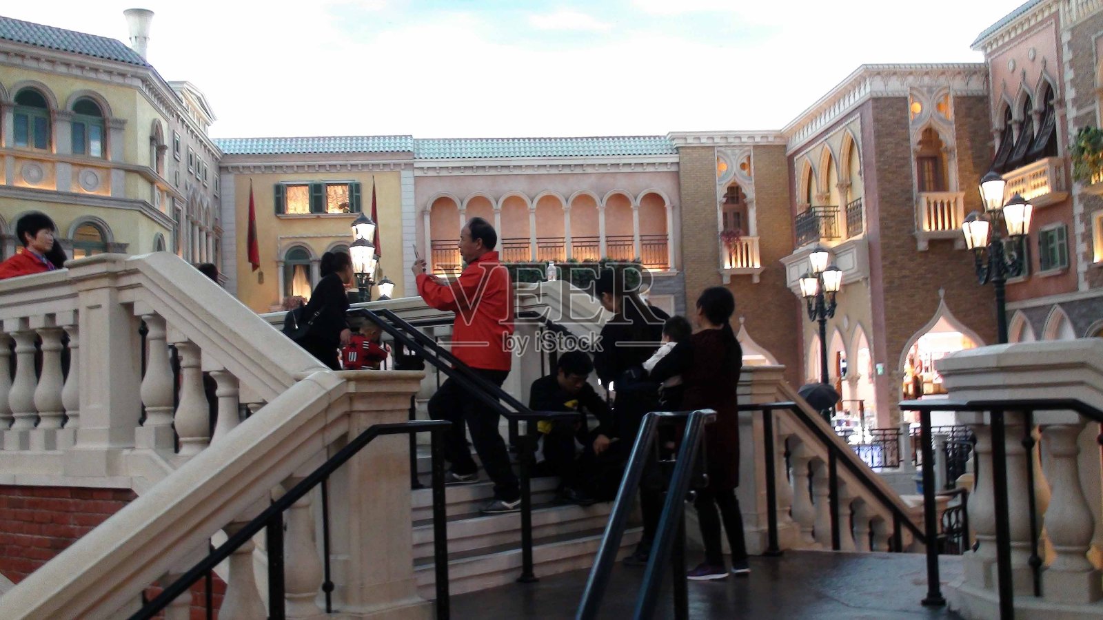中国澳门威尼斯人度假村，人们坐着、走动照片摄影图片