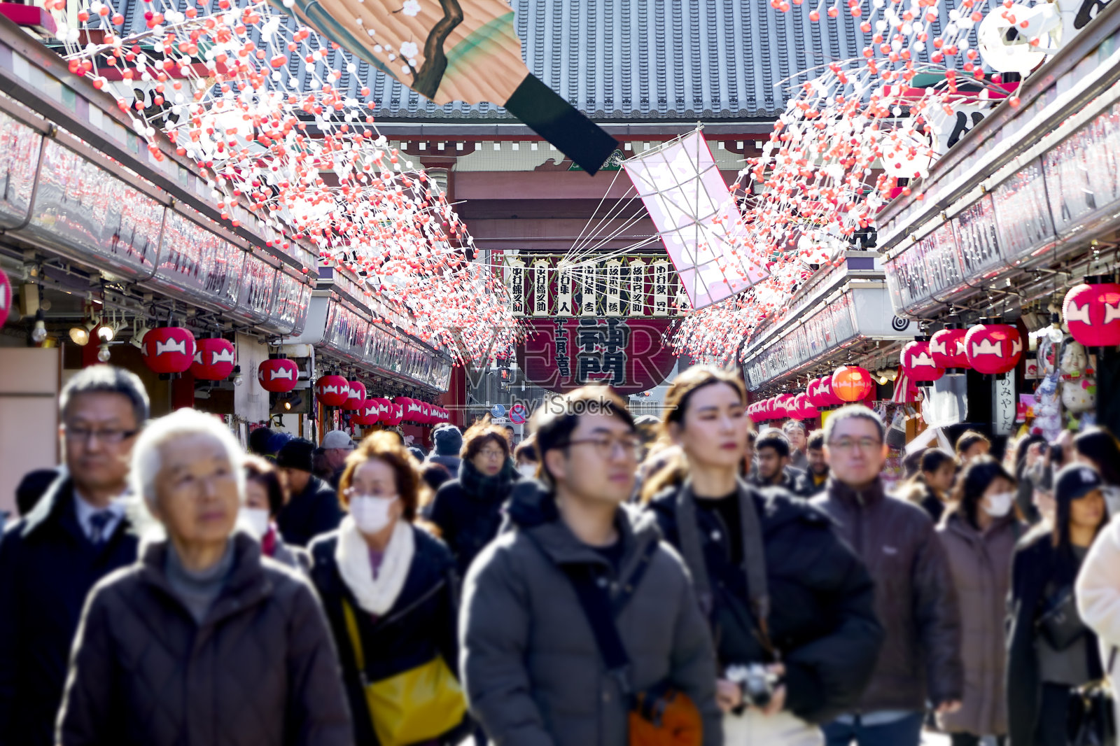 东京浅草寺仲见世商业街的游客照片摄影图片
