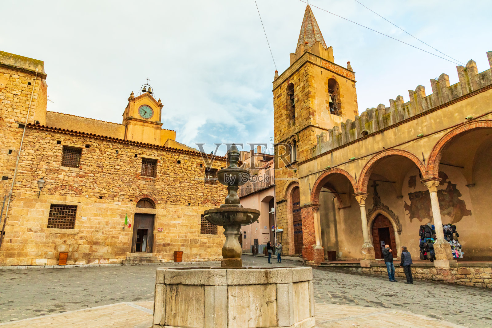 城堡广场上的喷泉。照片摄影图片