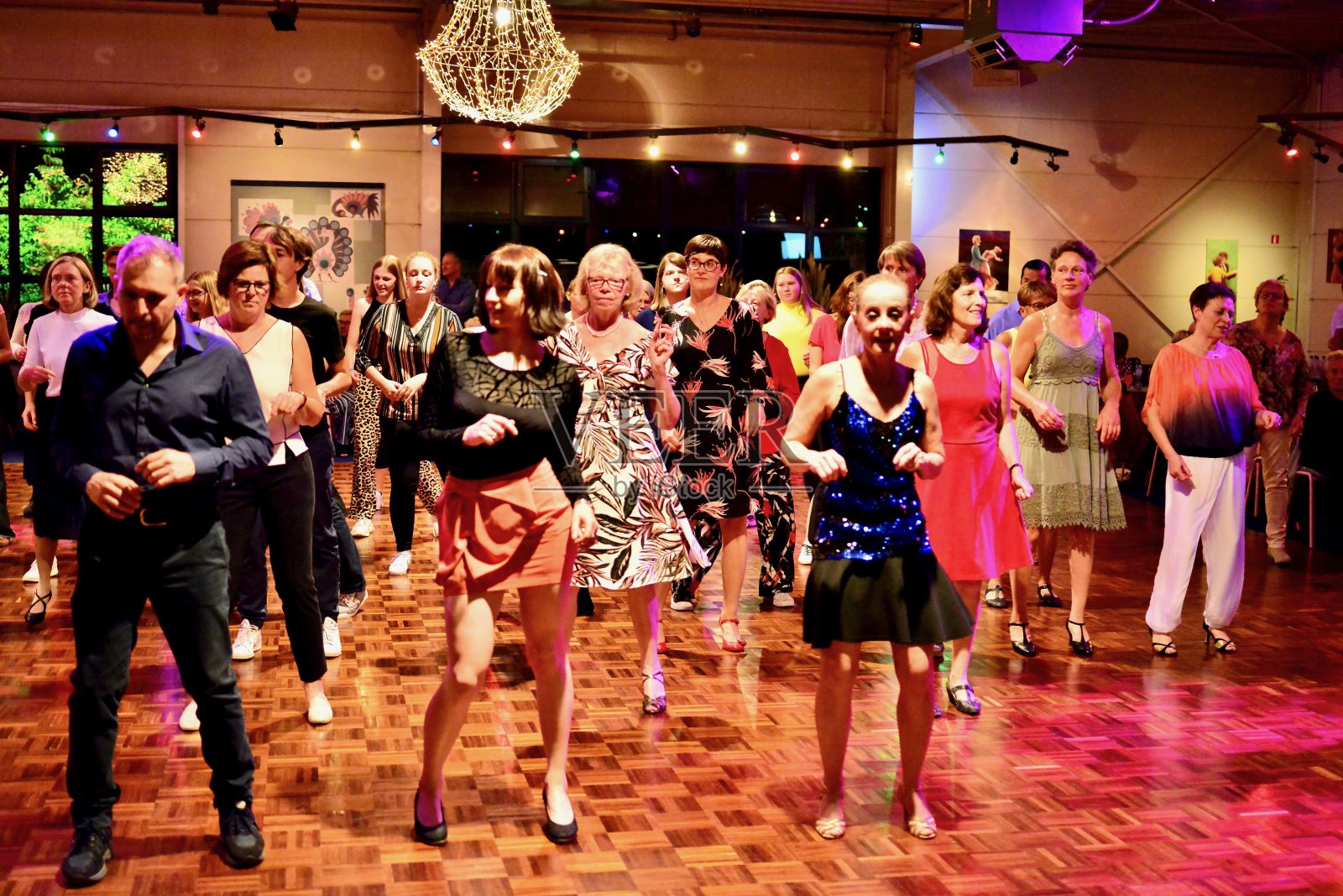 工厂类。由专业教练指导的室内排舞。照片摄影图片