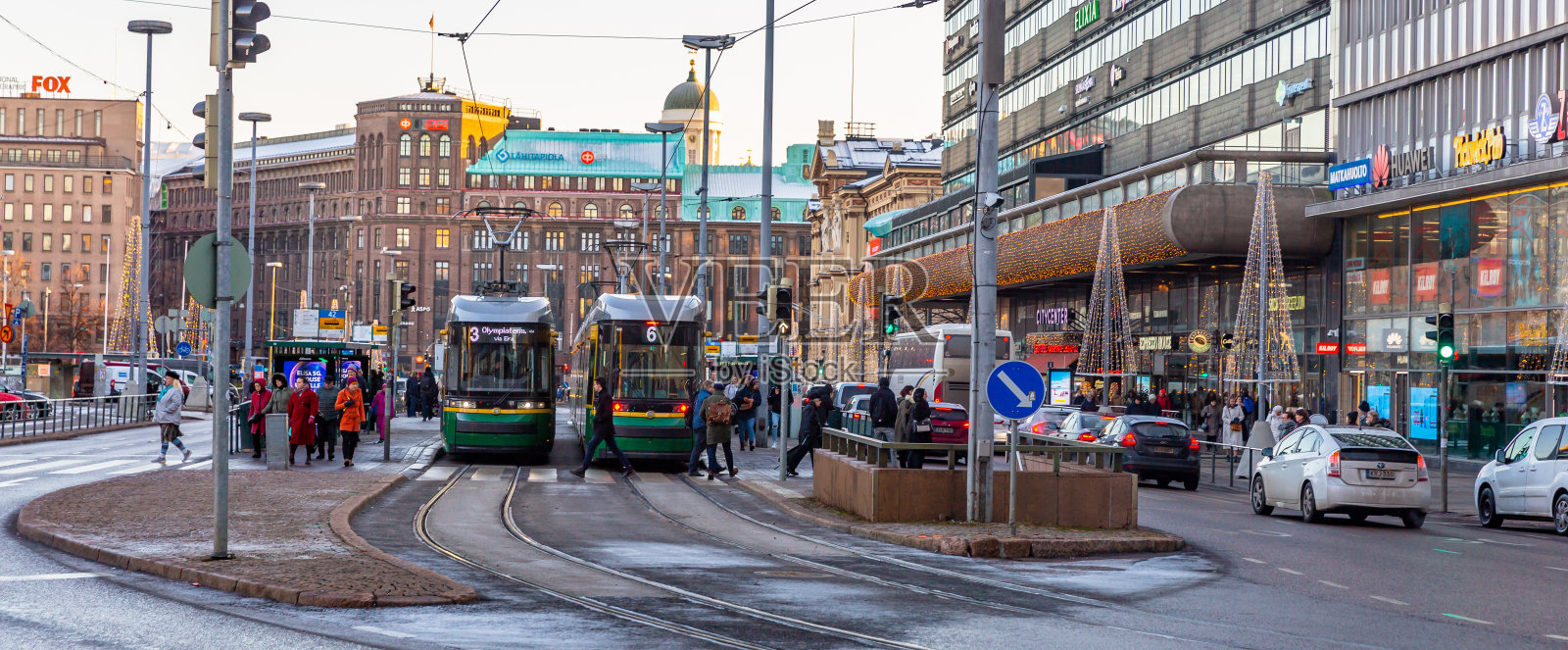 芬兰赫尔辛基老城的人们照片摄影图片