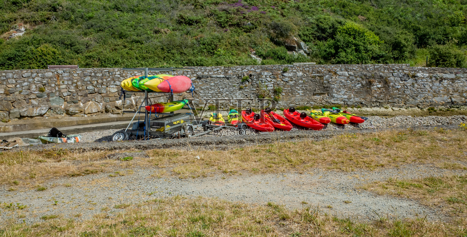 色彩缤纷的皮划艇和独木舟租赁附近的阿仑河在港在威尔士照片摄影图片