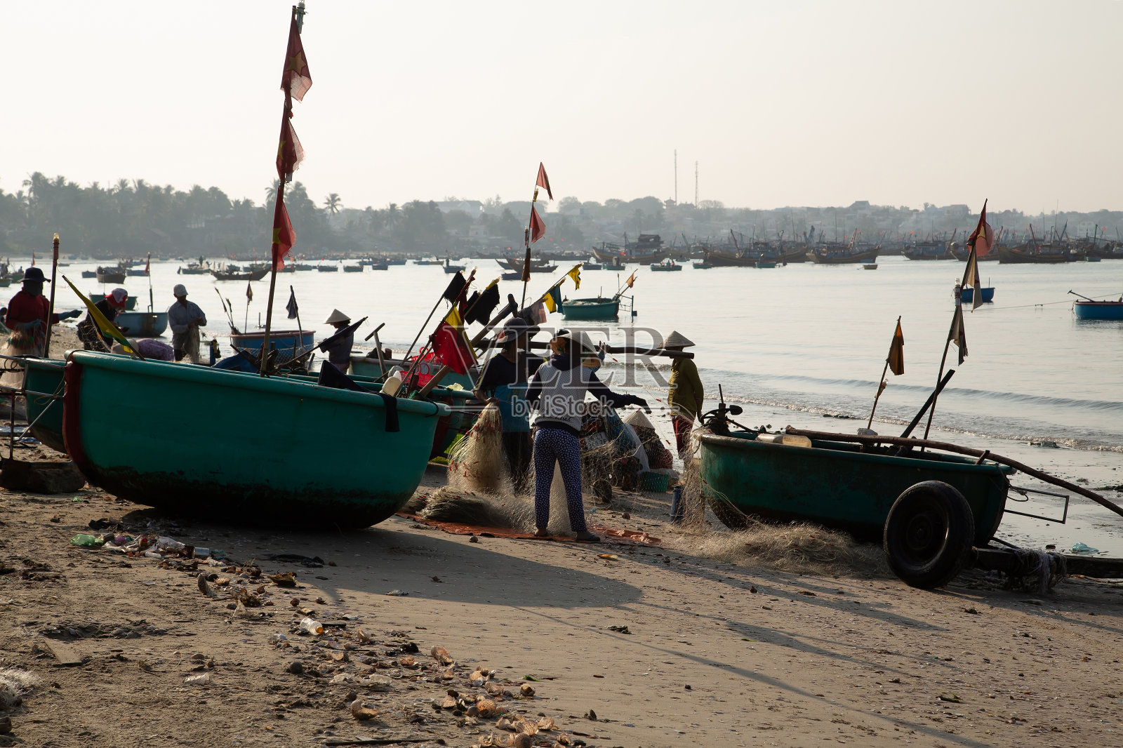 在越南潘切渔村捕鱼的渔民照片摄影图片