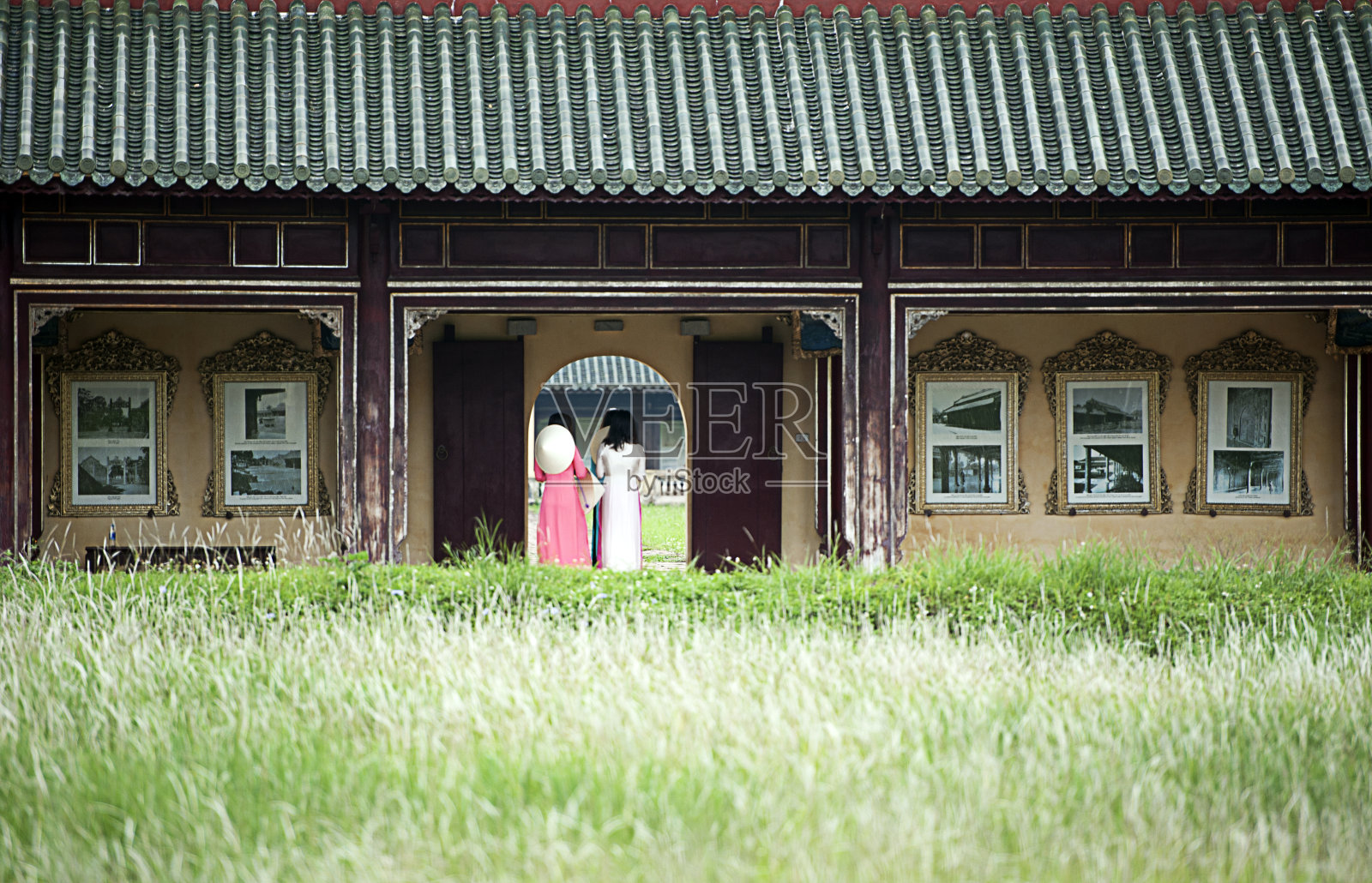 越南，顺化，香水河，帝国城堡，穿着民族服装的越南妇女。照片摄影图片