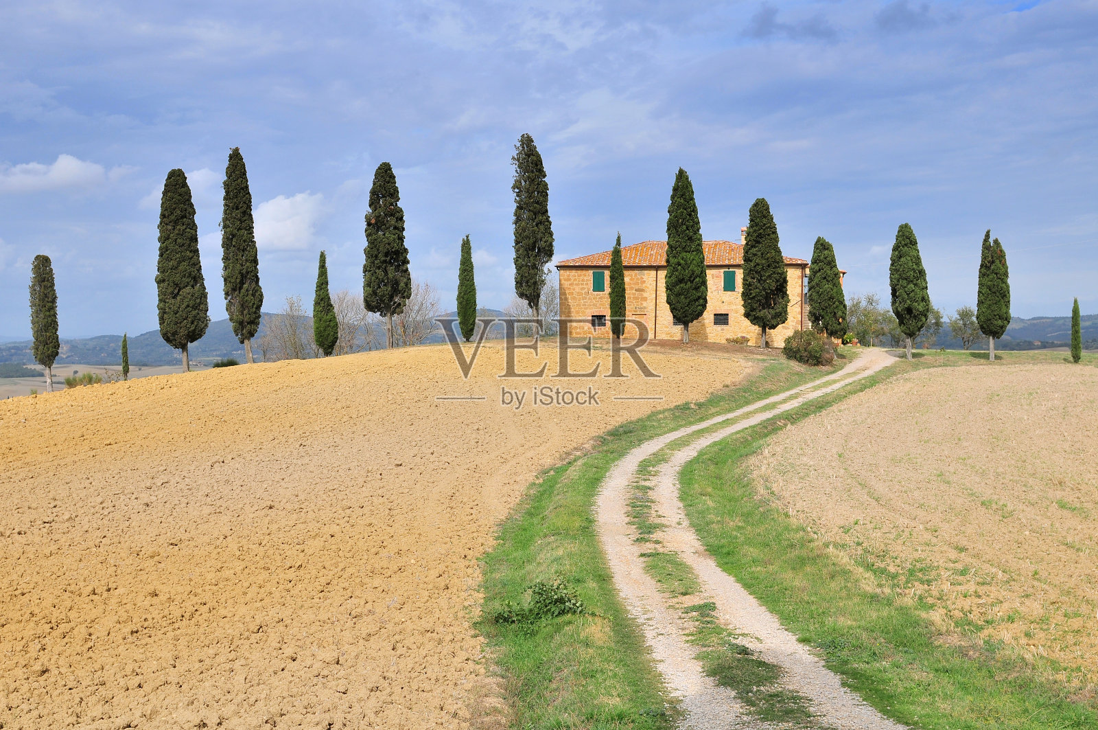 意大利皮恩扎托斯卡纳附近的农舍和柏树。照片摄影图片