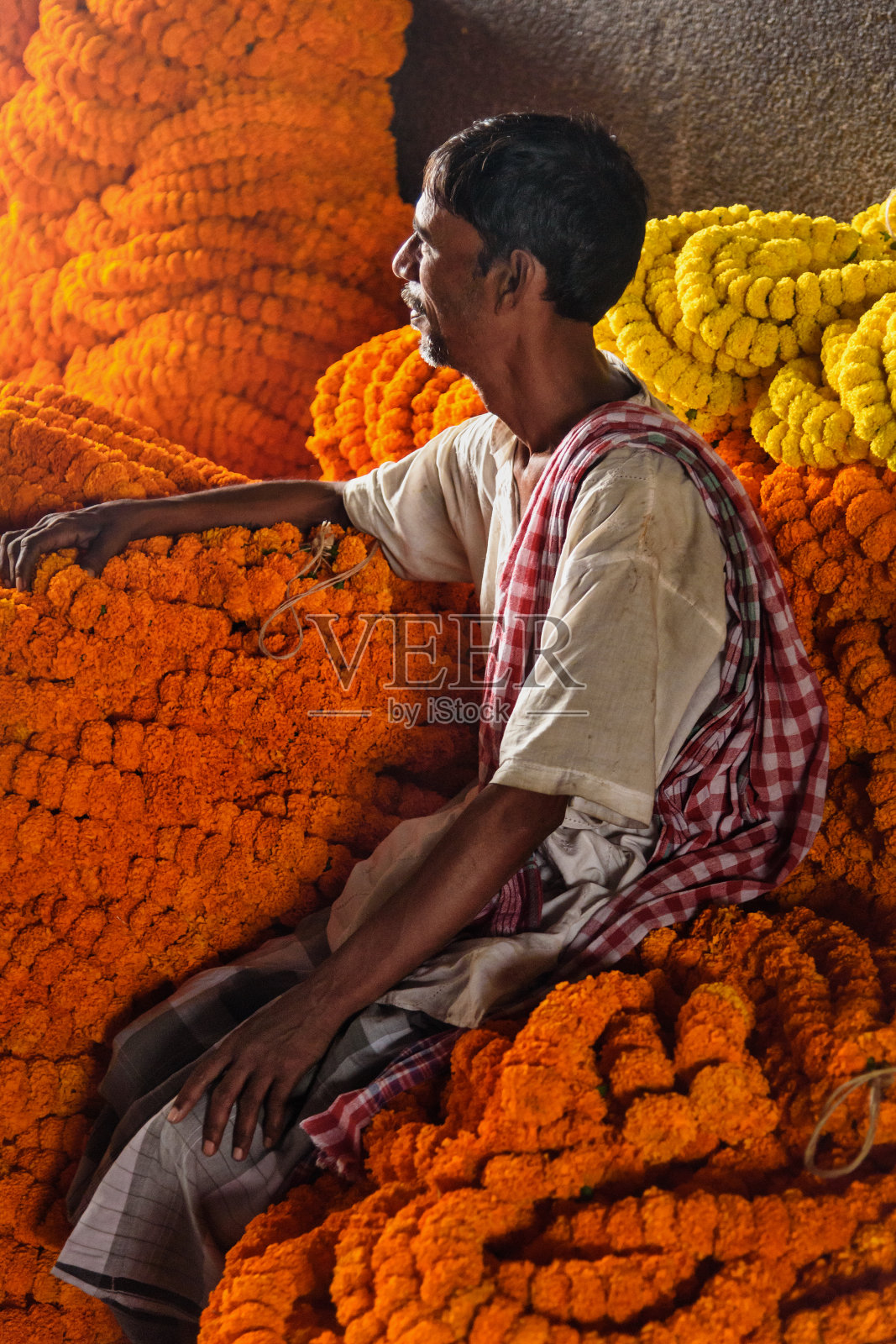 印度小贩与花花环在鲜花市场在加尔各答Mallick Ghat。印度照片摄影图片