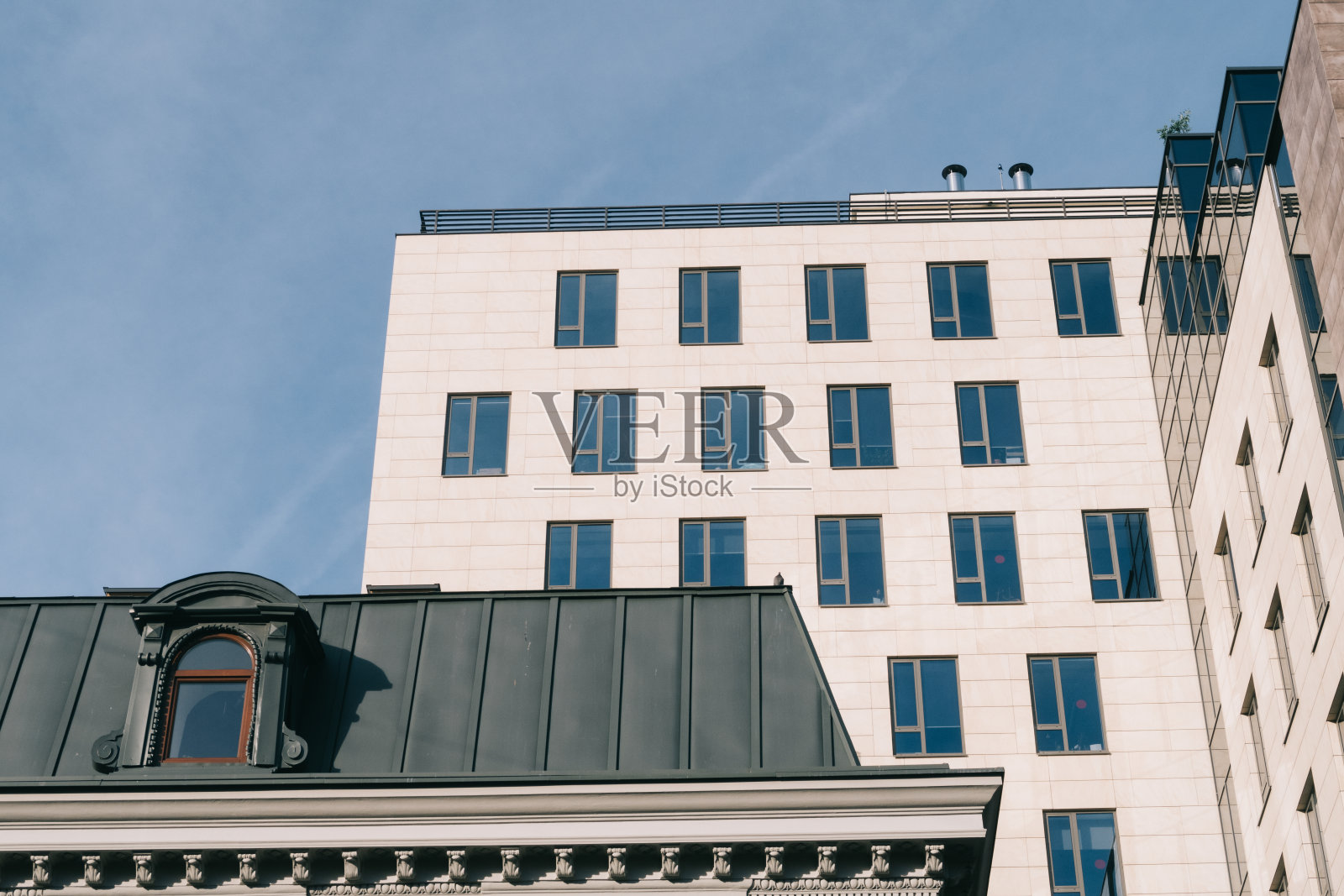 位于罗马尼亚首都布加勒斯特的现代建筑照片摄影图片