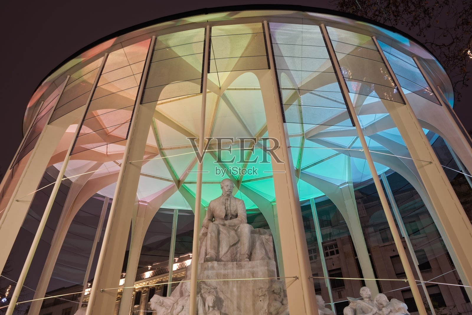 圣诞节期间，匈牙利首都中心广场上的灯光纪念碑夜景。照片摄影图片