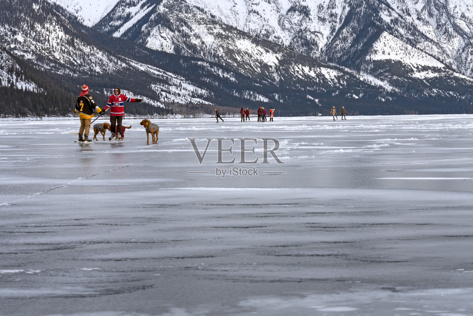 在加拿大阿尔伯塔省班夫国家公园的明尼万卡湖上滑冰照片摄影图片