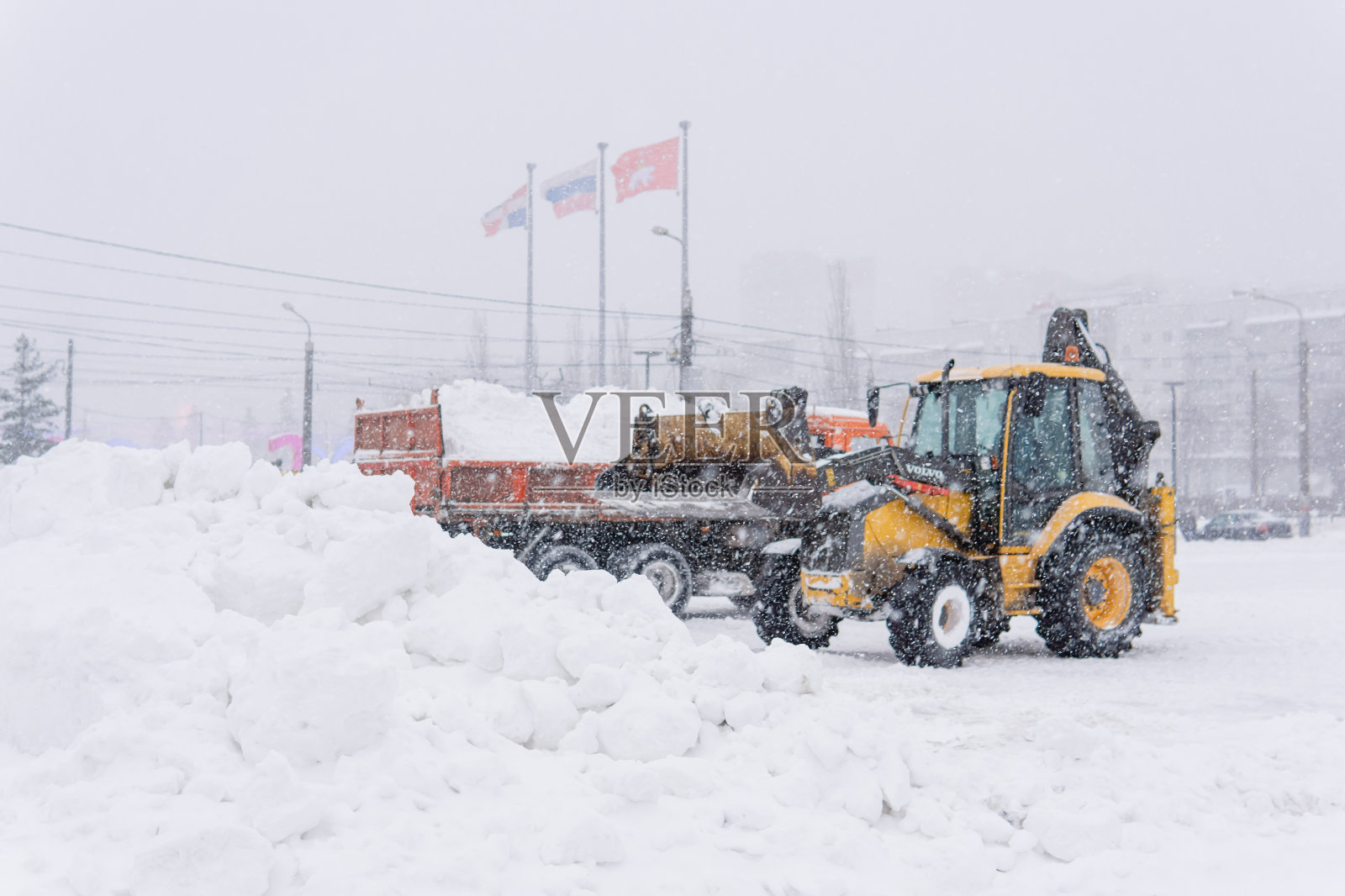 在俄罗斯彼尔姆的极端降雪期间进行除雪照片摄影图片