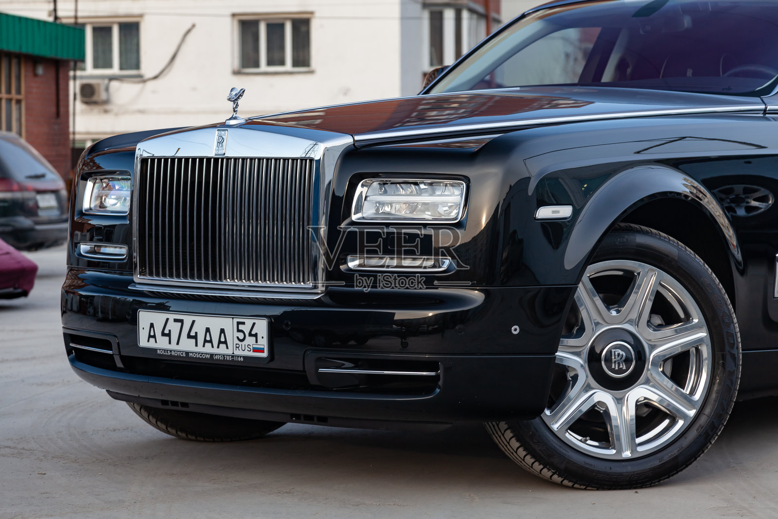 一辆非常昂贵的豪华劳斯莱斯幻影车的正面视图，一辆长长的黑色豪华轿车，模型户外，准备出售照片摄影图片