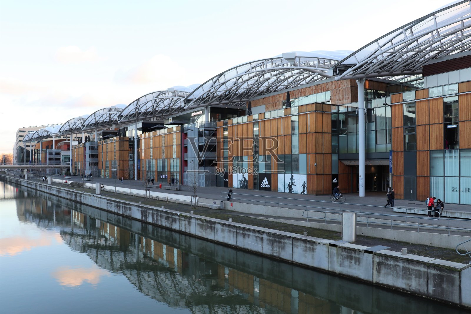 里昂汇流购物中心从一个叫达尔斯的水盆侧面看过去照片摄影图片