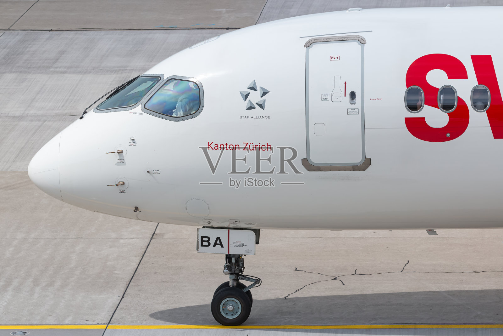 瑞士国际航空公司在苏黎世的空客A220飞机照片摄影图片