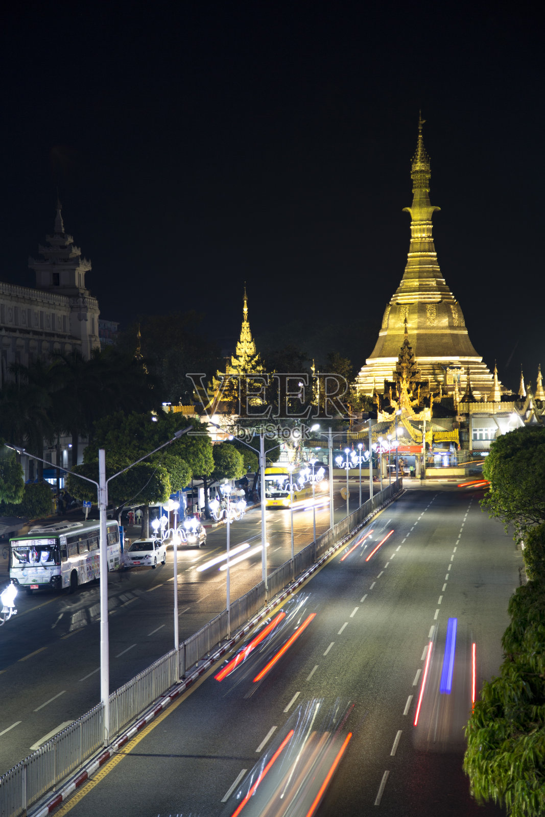 在缅甸仰光，苏拉塔在繁忙的夜晚照片摄影图片