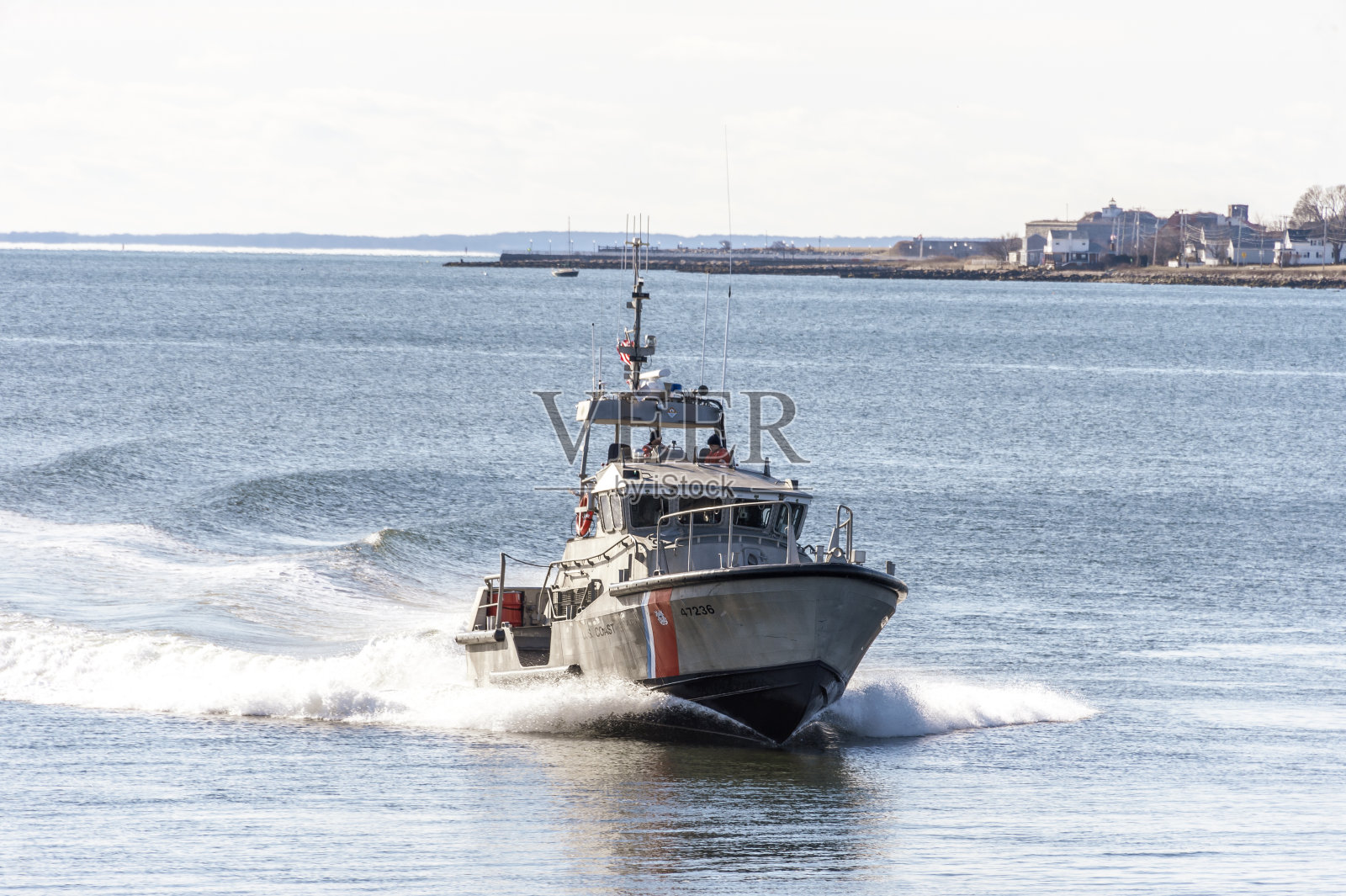 海岸警卫队巡逻艇梅内姆沙号接近新贝德福德照片摄影图片